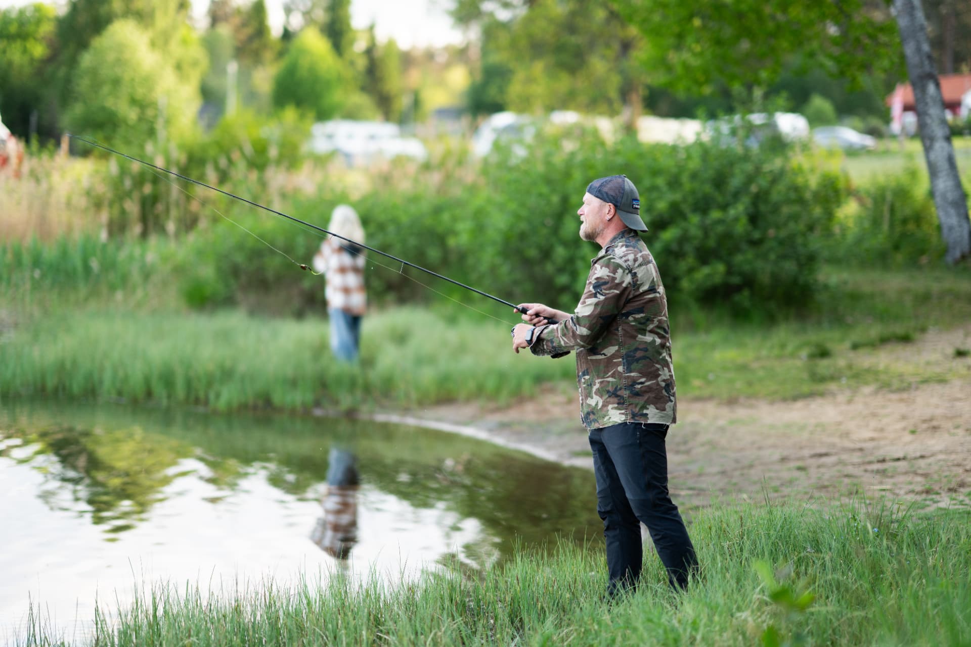 En person fiskar vid en sjö under en resa