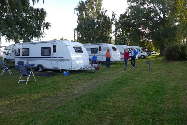 Husvagnar och deltagare samlade vid en klubbträff